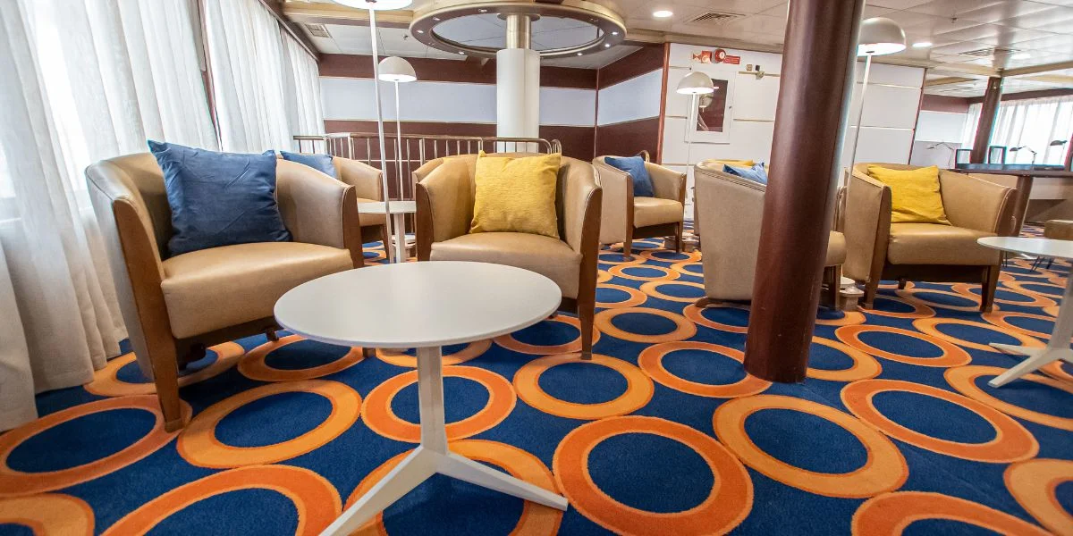 Mobiliario interior de una de las zonas de descanso del Buenavista Express