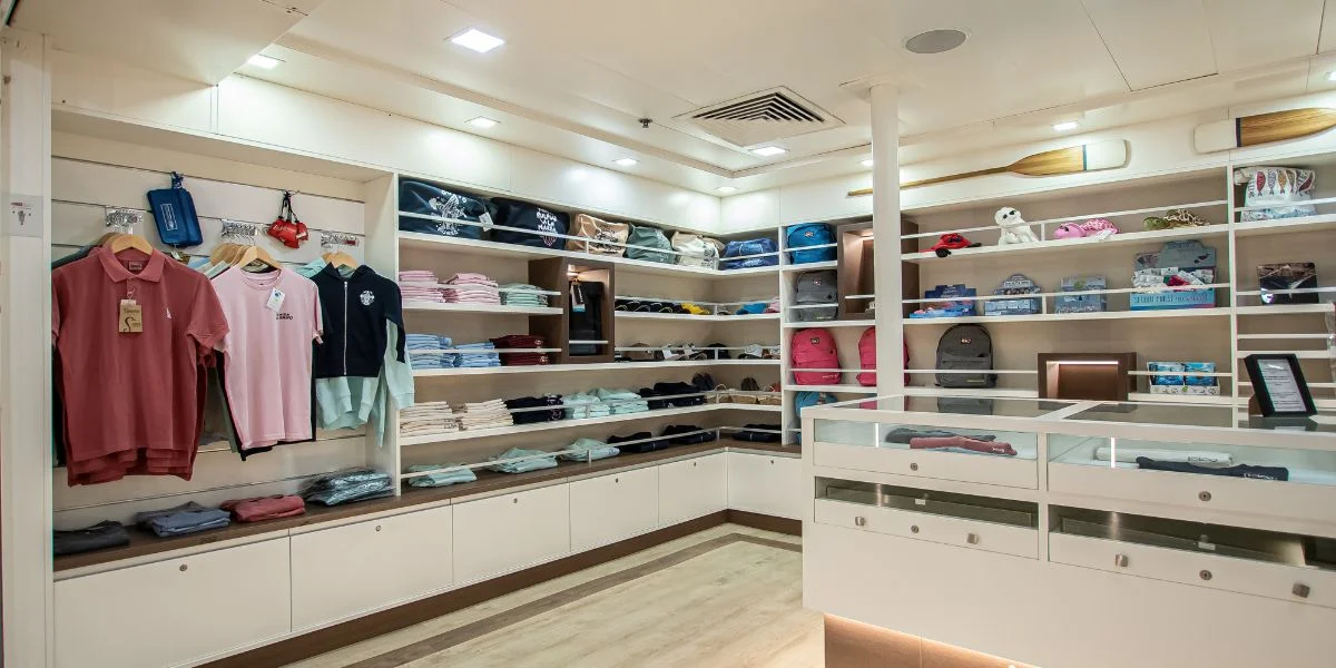 Boutique a bordo del ferry Buenavista Express con artículos de regalo