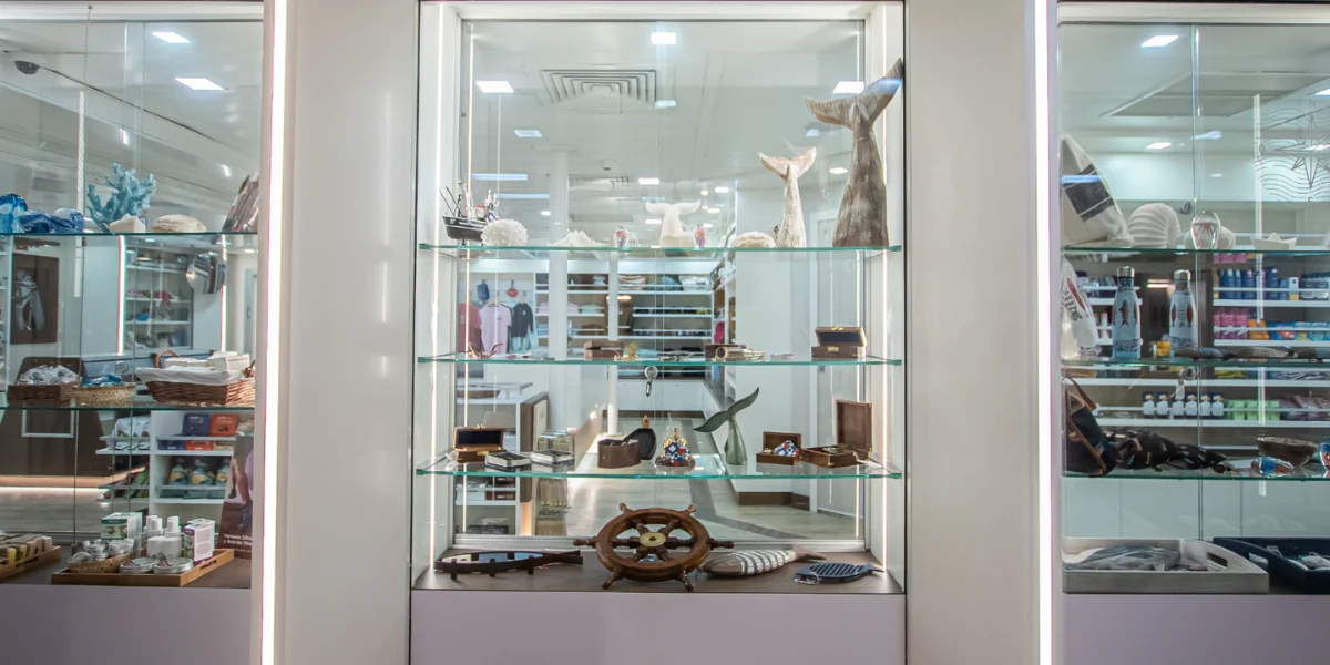 Boutique a bordo del ferry Buenavista Express con artículos de regalo