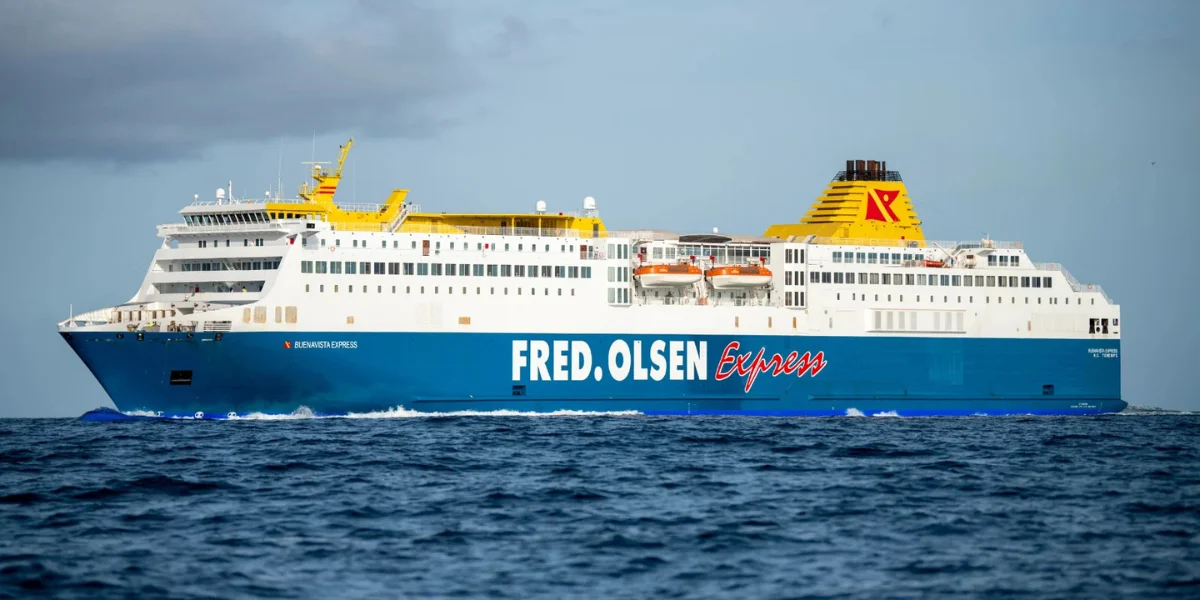 Exterior del ferry Buenavista Express realizando la ruta de Tenerife a Huelva