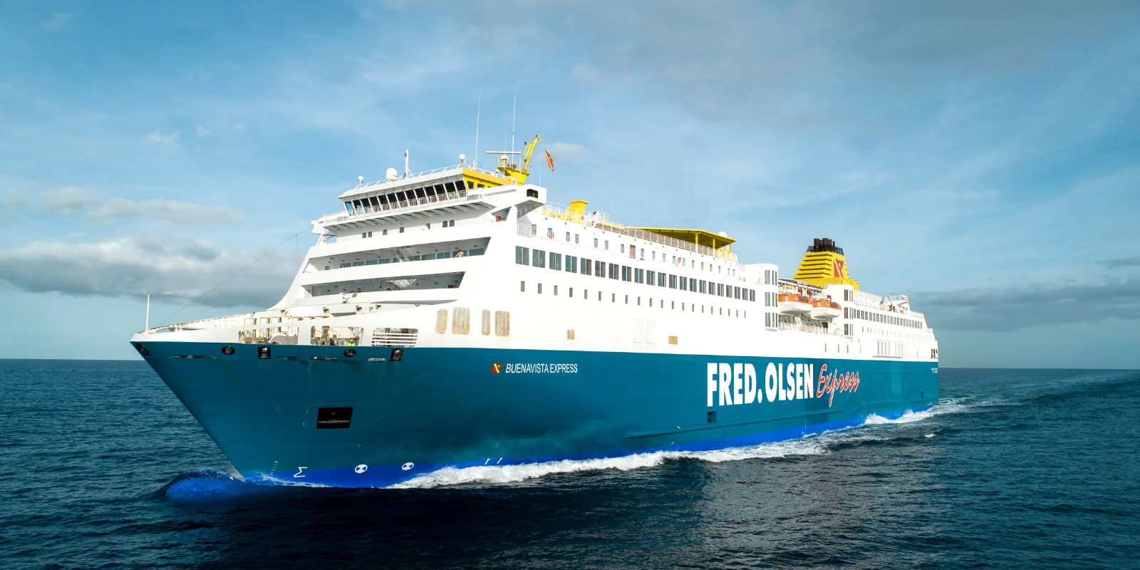 Vista de proa del ferry Buenavista Express mientras realiza la ruta Canarias Península