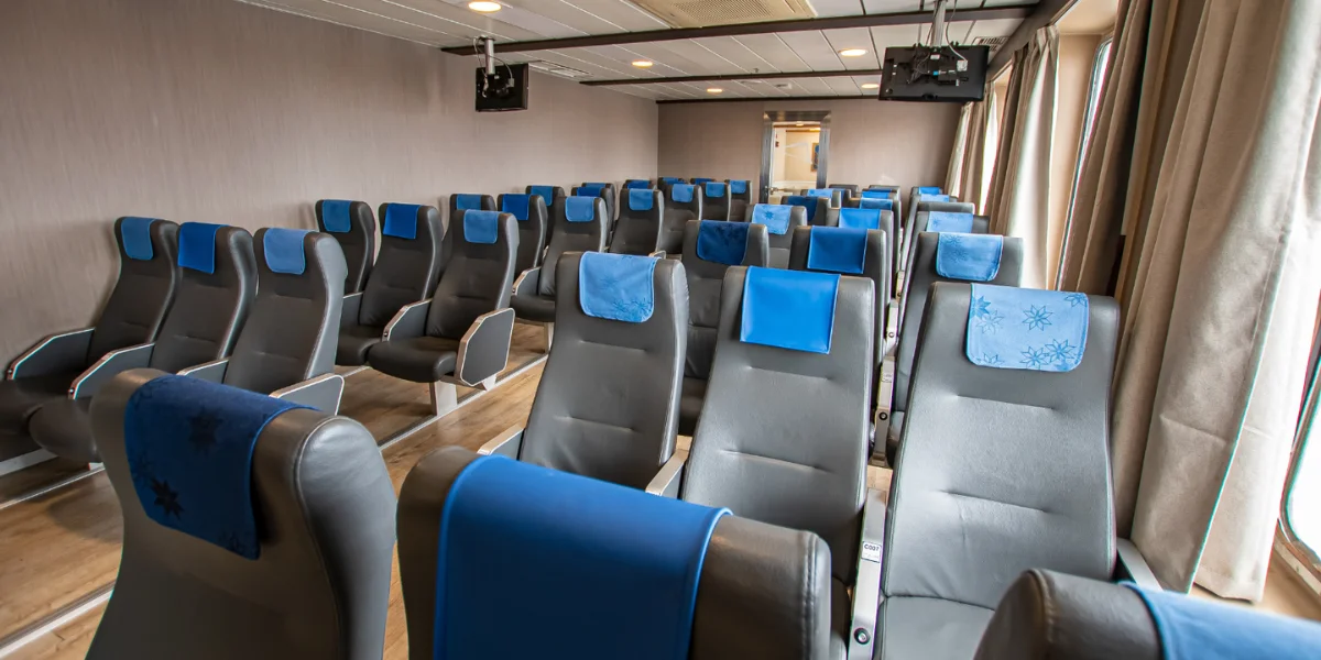 Zona de butacas a bordo del ferry Buenavista Express