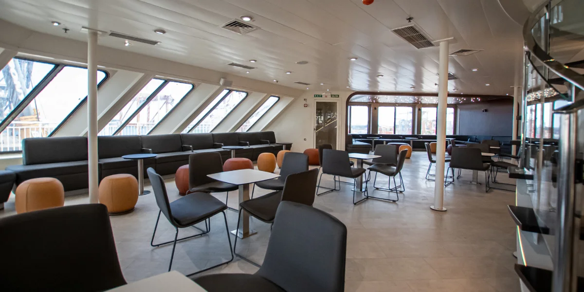 Mobiliario interior de una de las zonas de descanso del Buenavista Express