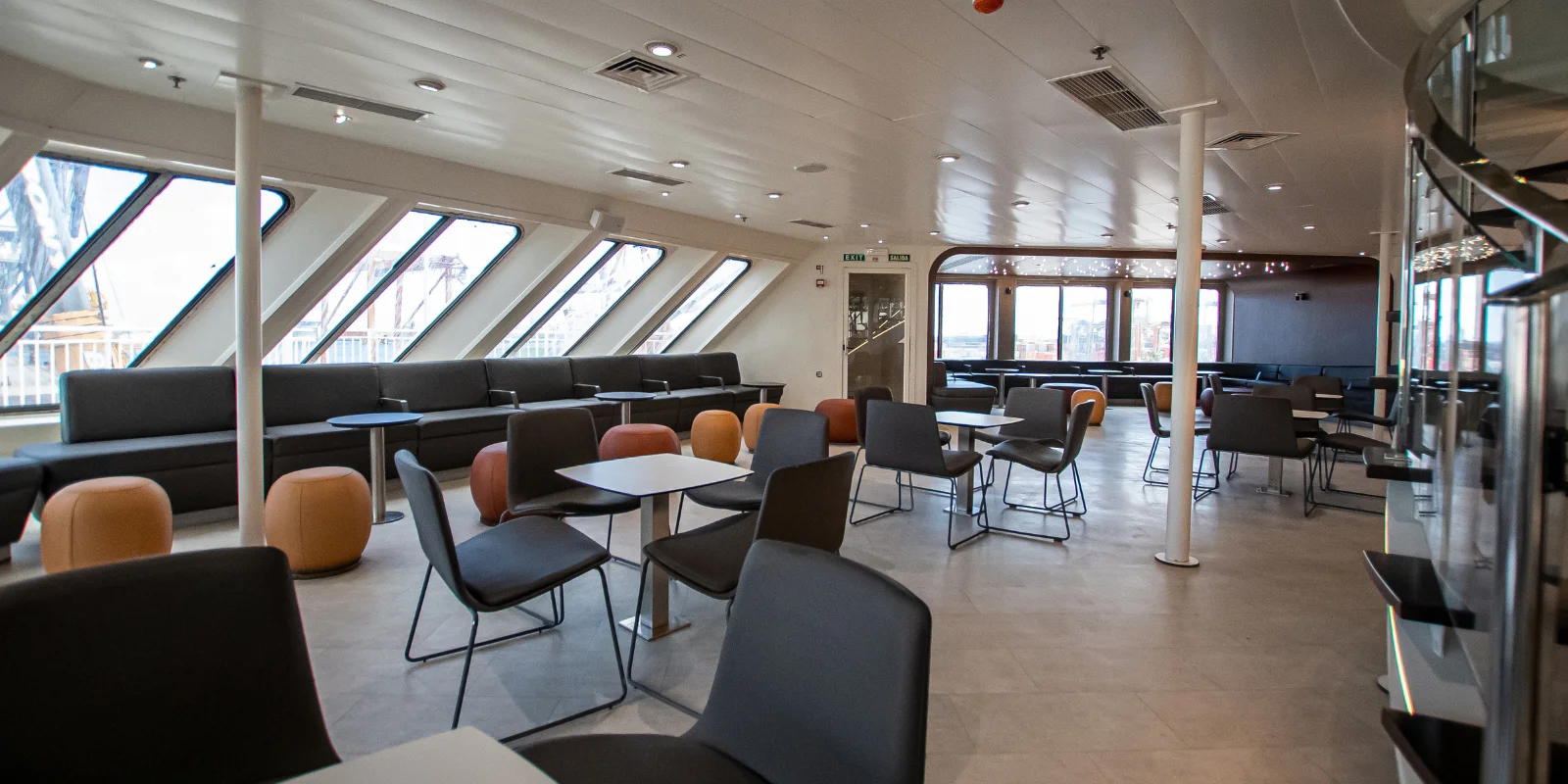 Mobiliario interior de una de las zonas de descanso del Buenavista Express