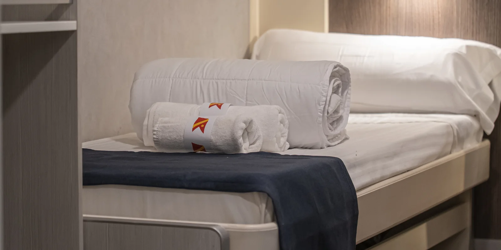 Detalle de la ropa de cama de uno de los camarotes del ferry Buenavista Express