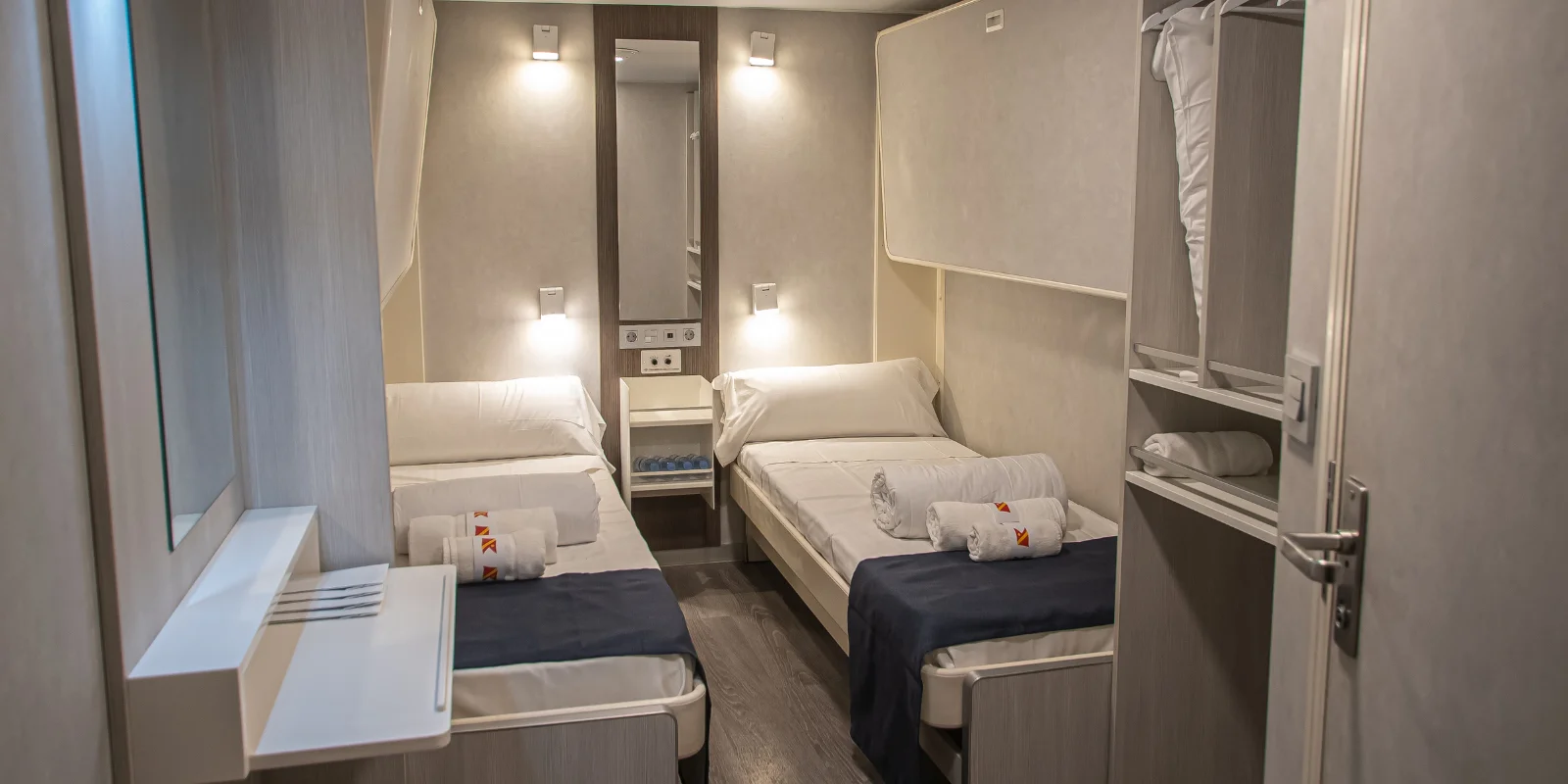 Camarote del ferry Buenavista Express con dos camas