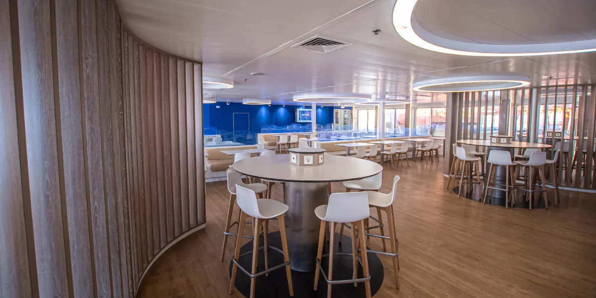 Mesas preparadas con enchufes y sillas altas a bordo