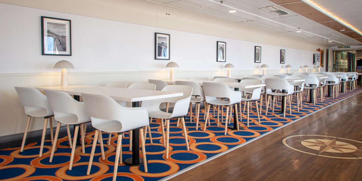 Mobiliario interior con sillas mesas y decoración de motivos marítimos