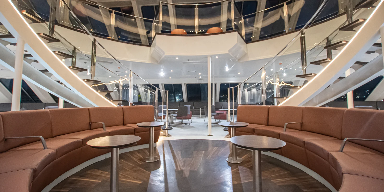 Salón interior del ferry Buenavista Express con escalinata y mesas interiores