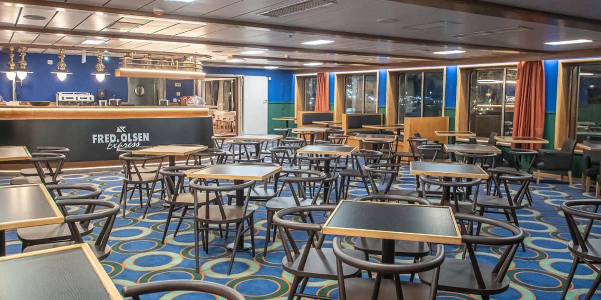 Sports bar dentro del ferry Buenavista Express con barra y mesas