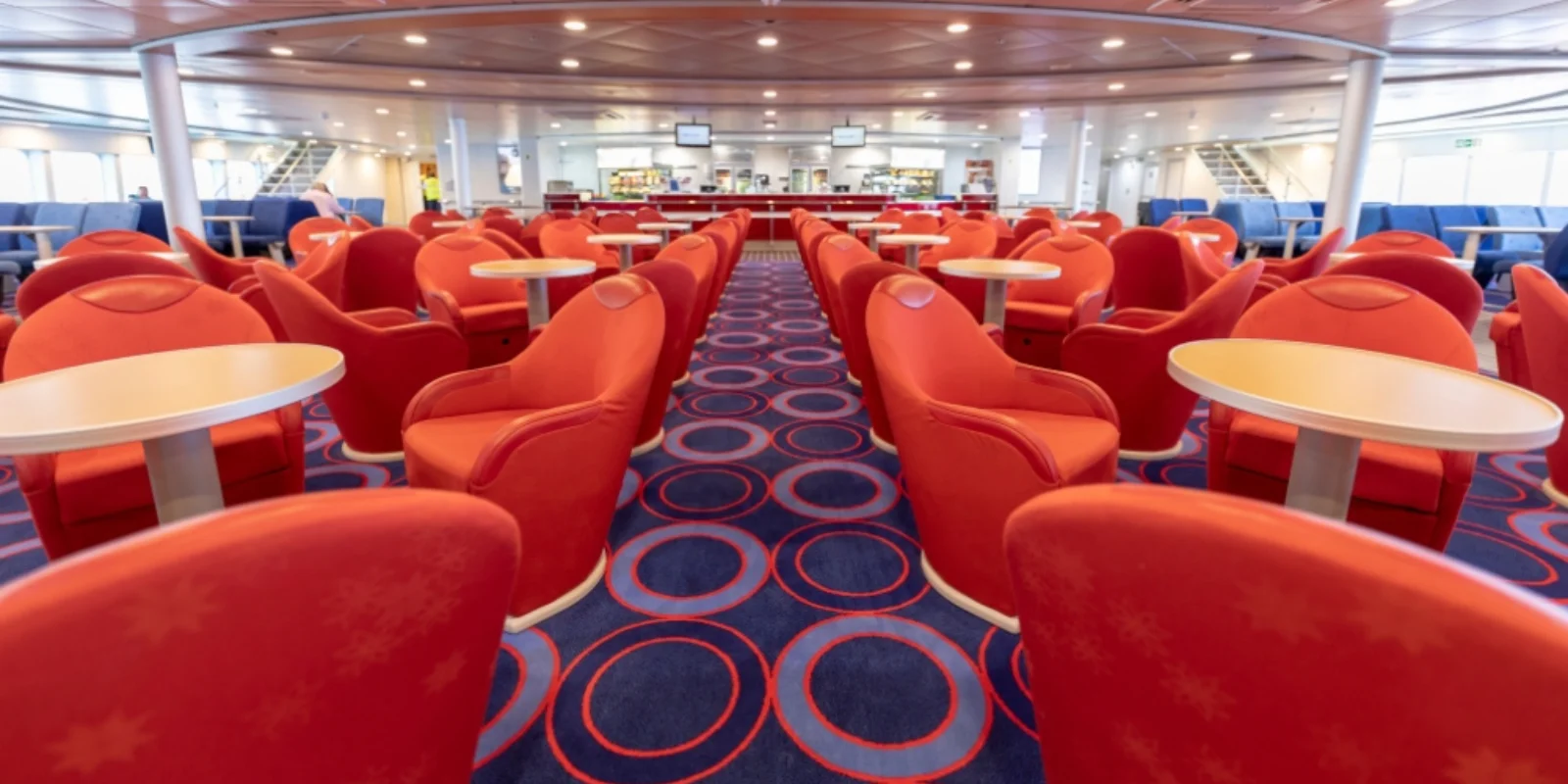 Zona de cafetería del ferry Bentago Express