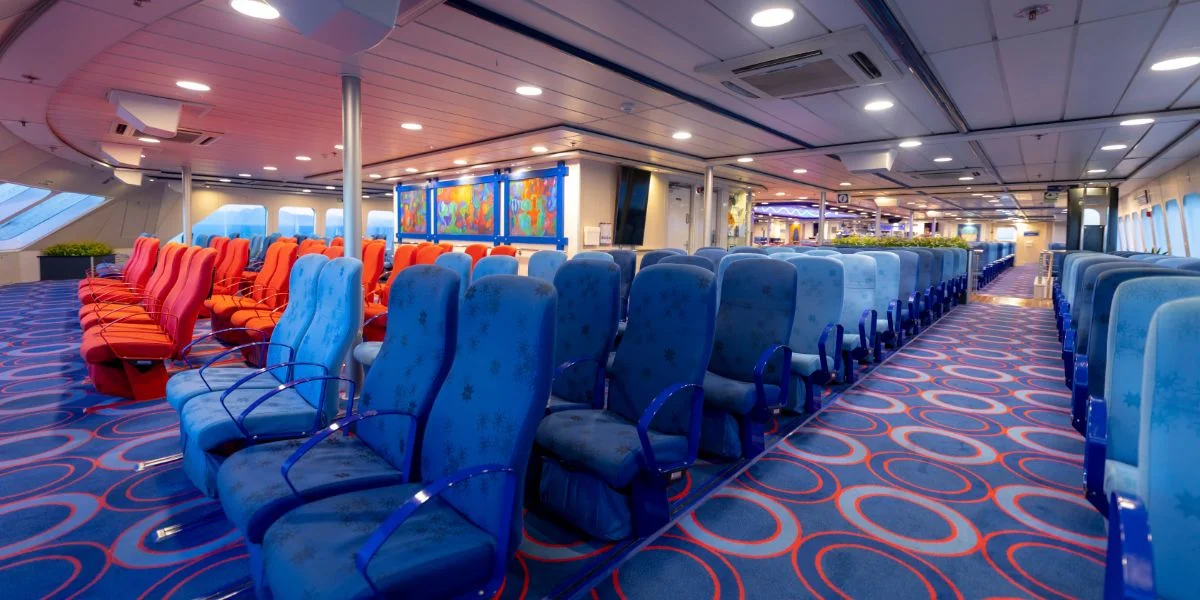 Salón de proa del fast ferry Bocayna Express