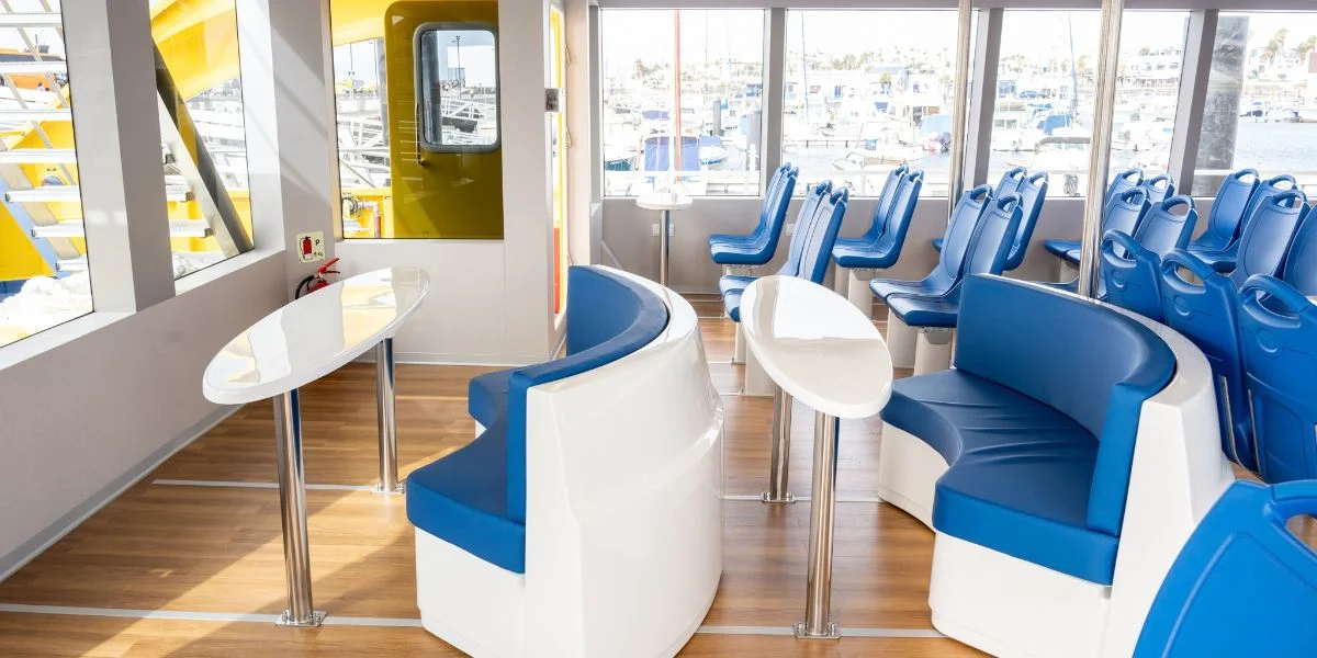 Salón interior del mini ferry Buganvilla Express