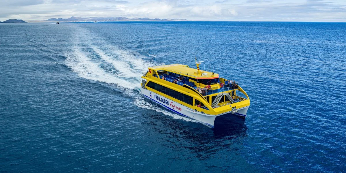 Mini ferry Buganvilla Express navegando