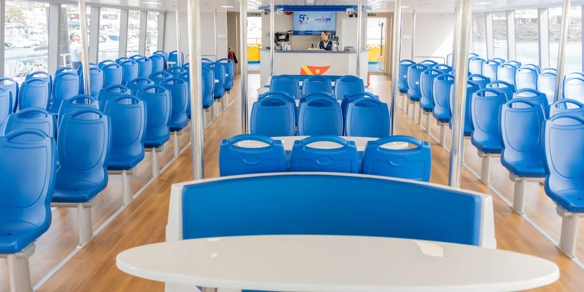 Salón interior y cafetería del Buganvilla Express