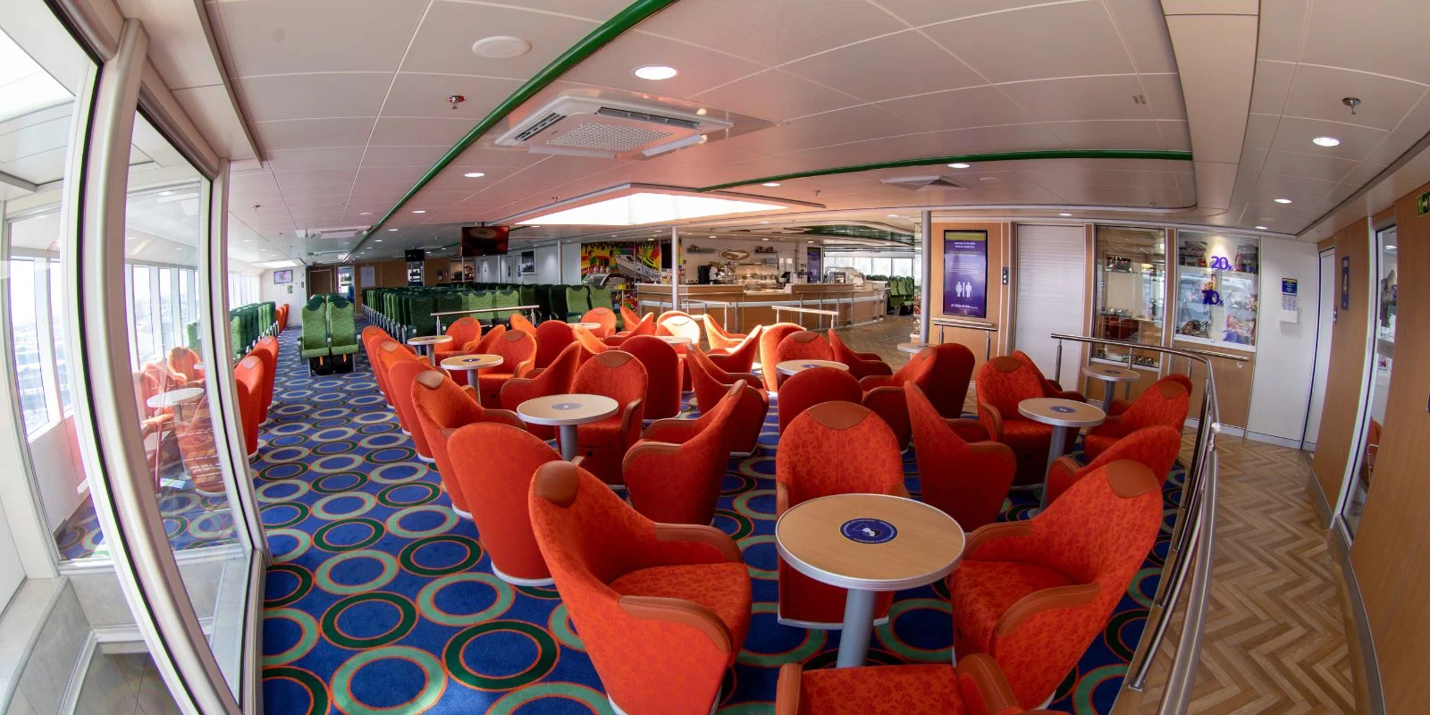 Zona de cafetería del ferry Bañaderos Express