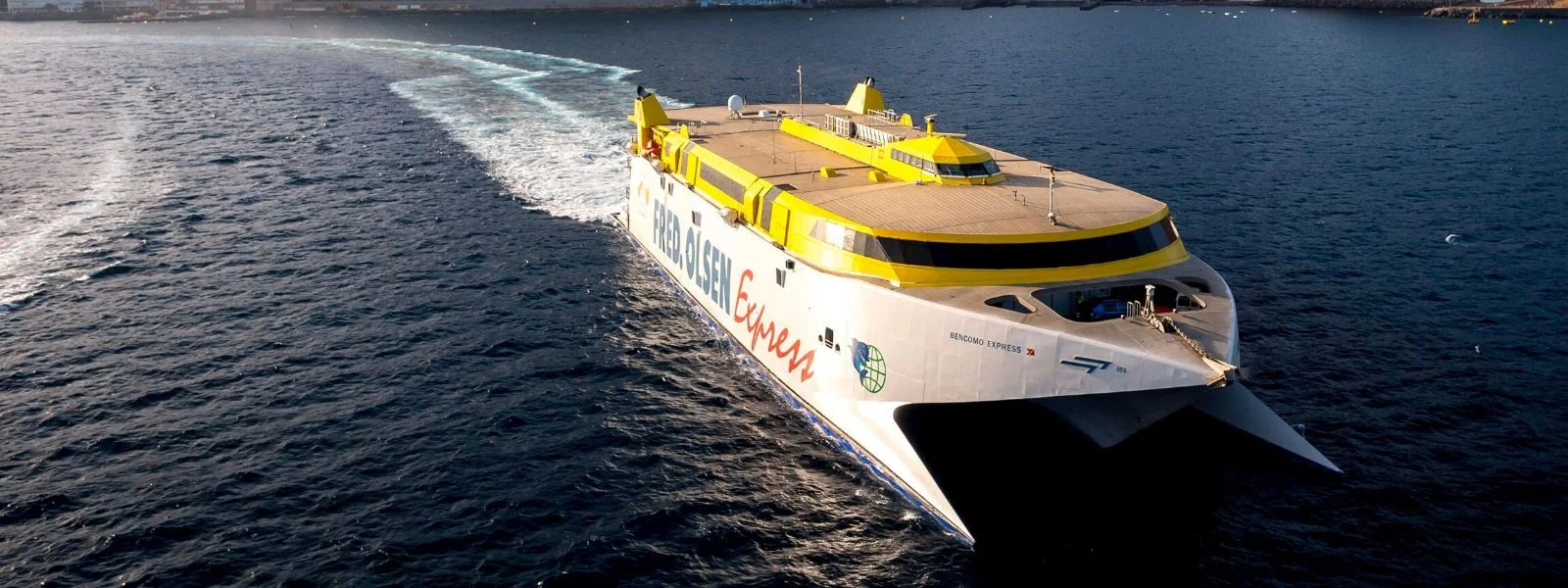 Bencomo Express fast ferry sailing from La Gomera to Tenerife