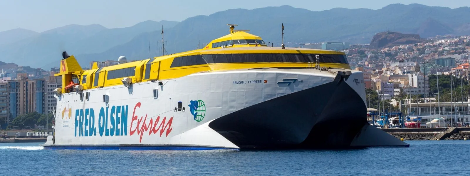 Bencomo Express fast ferry departing the port