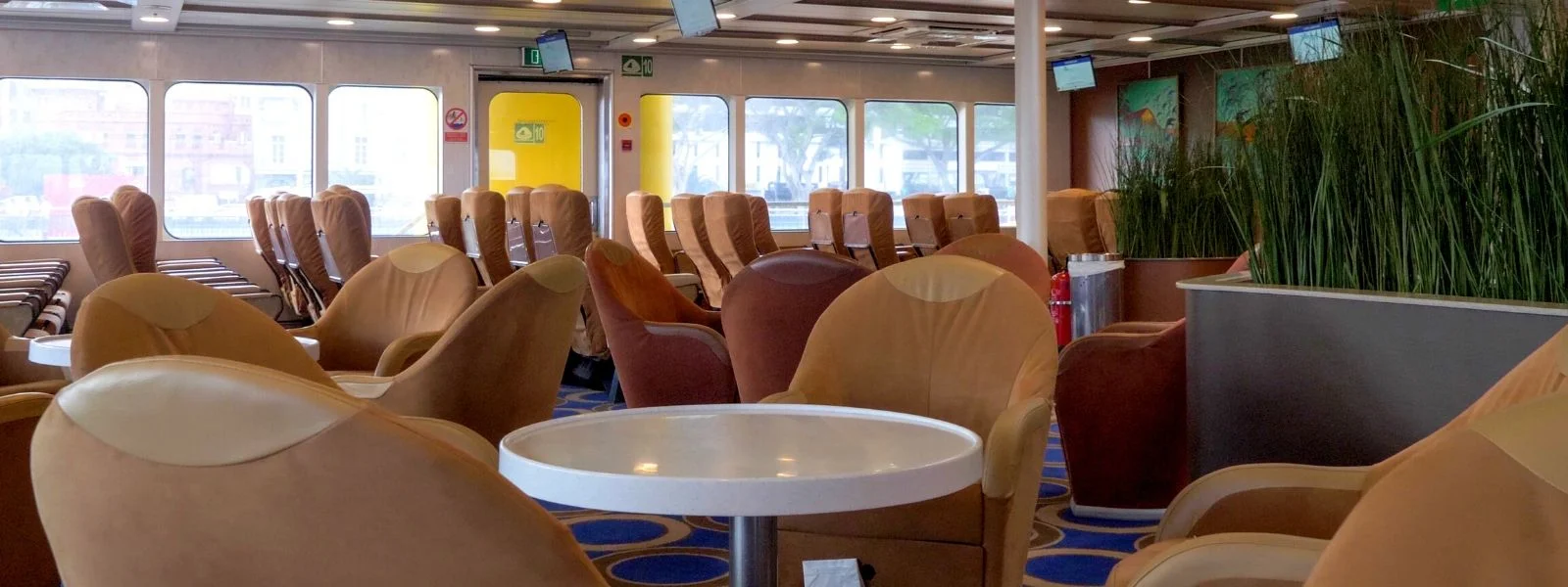 Clase Oro premium lounge seating on the Bencomo Express fast ferry
