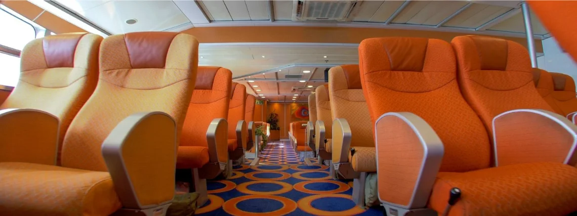 Interior del Bencomo Express con asientos naranja