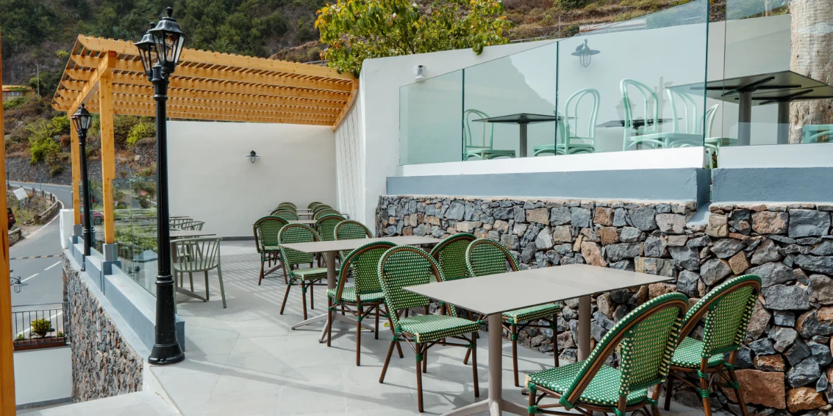 La Zula Restaurant terrace with outdoor tables and decorative lampposts