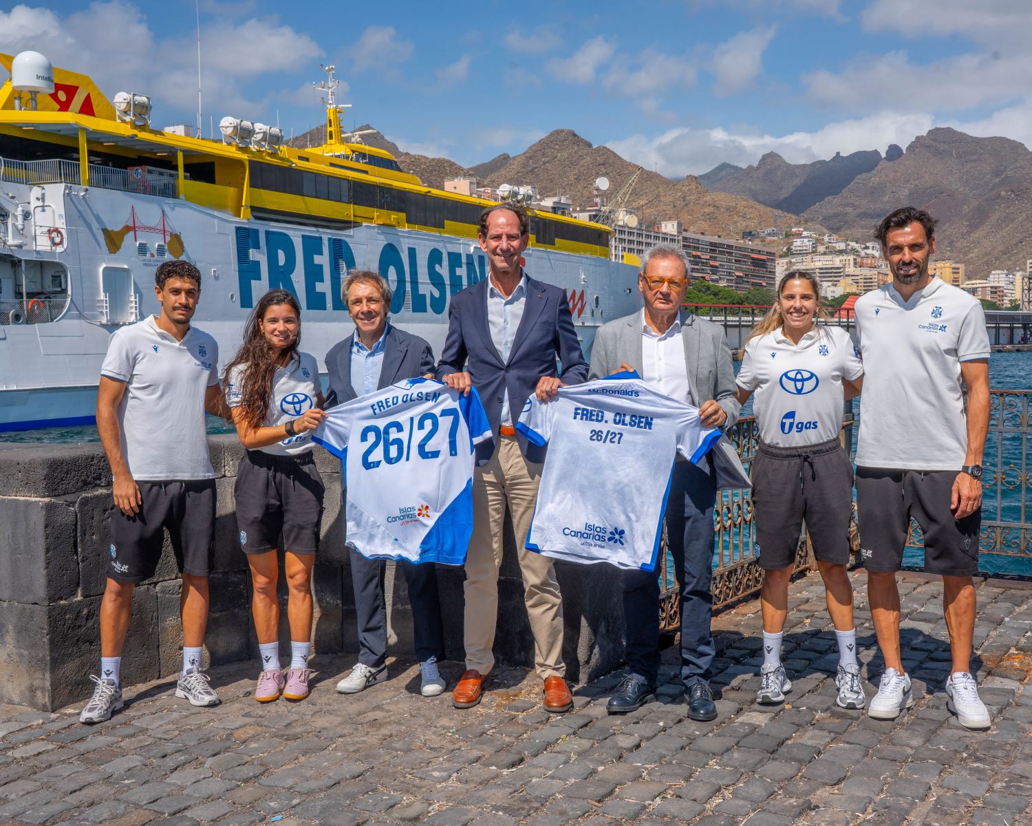 Representantes de Fred. Olsen Express, del CD Tenerife y del CD Tenerife Femenino durante la firma del acuerdo celebrada este miércoles 14 de octubre.
