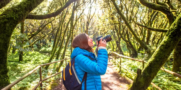 Mujer sacando fotos en uno de los senderos del Parque Nacional de Garajonay en La Gomera