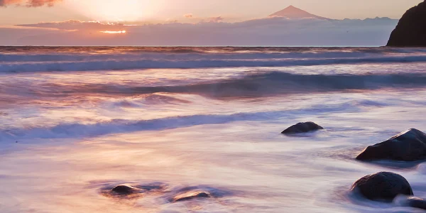 Playa La Caleta en La Gomera: Vistas del mar con el Teide de fondo