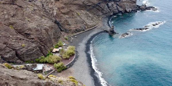 Vista desde arriba de la Playa La Caleta en La Gomera