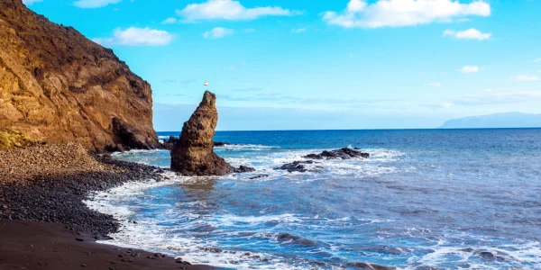 Roques frente a la Playa de la Caleta en la isla de La Gomera