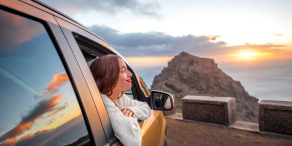 Chica joven dentro de un coche en un mirador de la isla de La Gomera