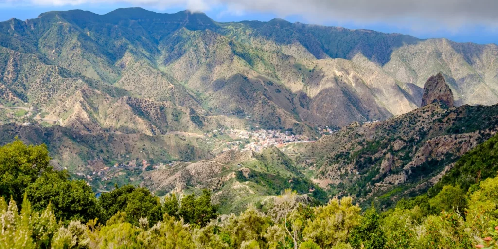 Vista desde el Mirador de Vallehermoso, rodeado de montañas y bosques en La Gomera, Islas Canarias
