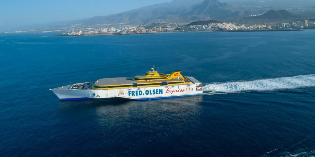 Ferry Benchijigua Express de Fred. Olsen Express navegando de Tenerife a La Palma