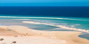 Paisaje de Fuerteventura con playas de arena dorada y mar turquesa