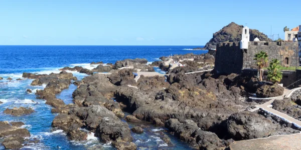 Piscina natural El Caletón en Garachico, Tenerife con agua cristalina y roca volcánica