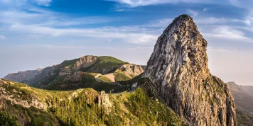 Paisajes y actividades en La Gomera: valles, montañas y playas