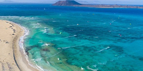 Playa de Corralejo en Fuerteventura con el islote de Lobos al fondo