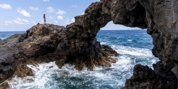 Arco de piedra natural sobre el mar en la isla de El Hierro