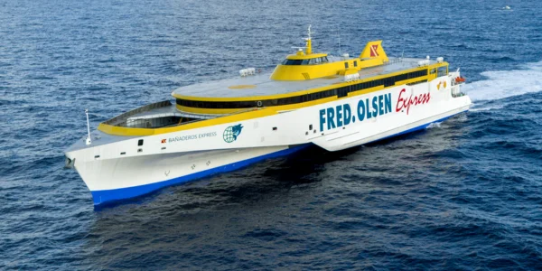 Ferry de alta velocidad Bañaderos Express en ruta desde Gran Canaria a Tenerife