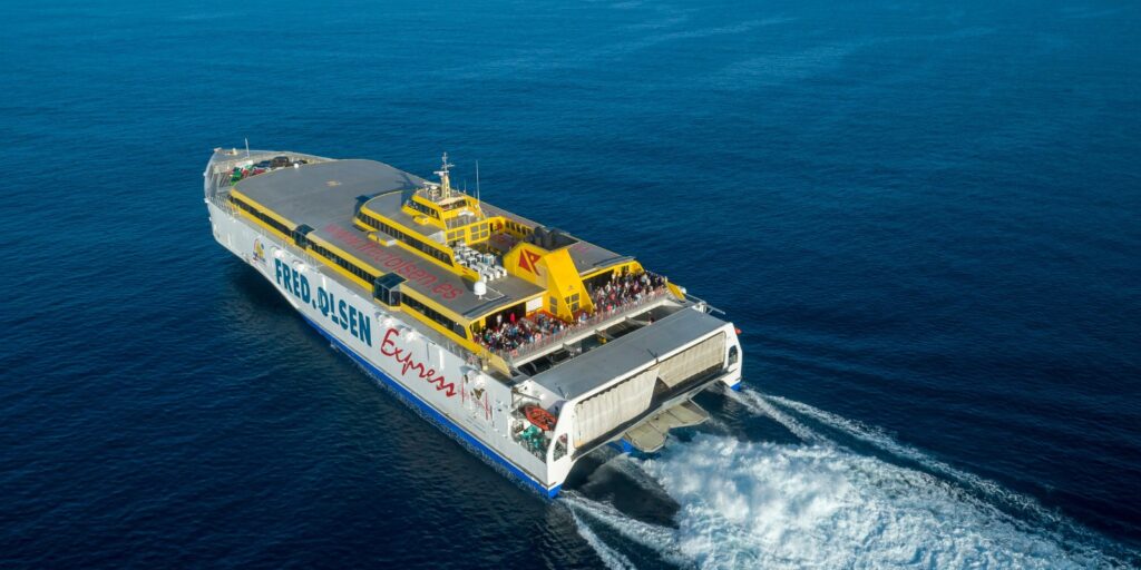 Fast ferry de Fred. Olsen Express viajando entre las islas Canarias