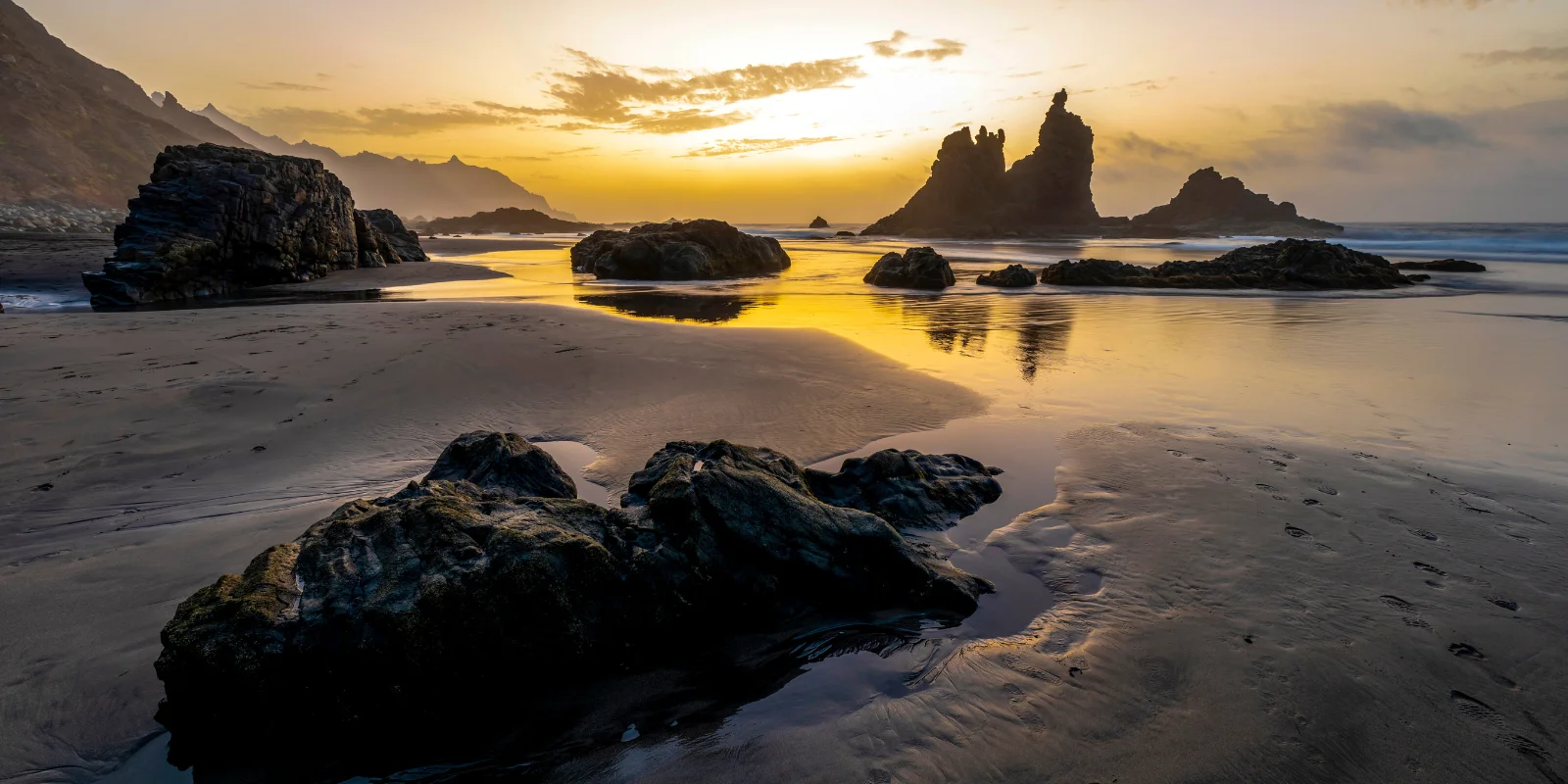 Playa al atardecer en Tenerife con formaciones rocosas