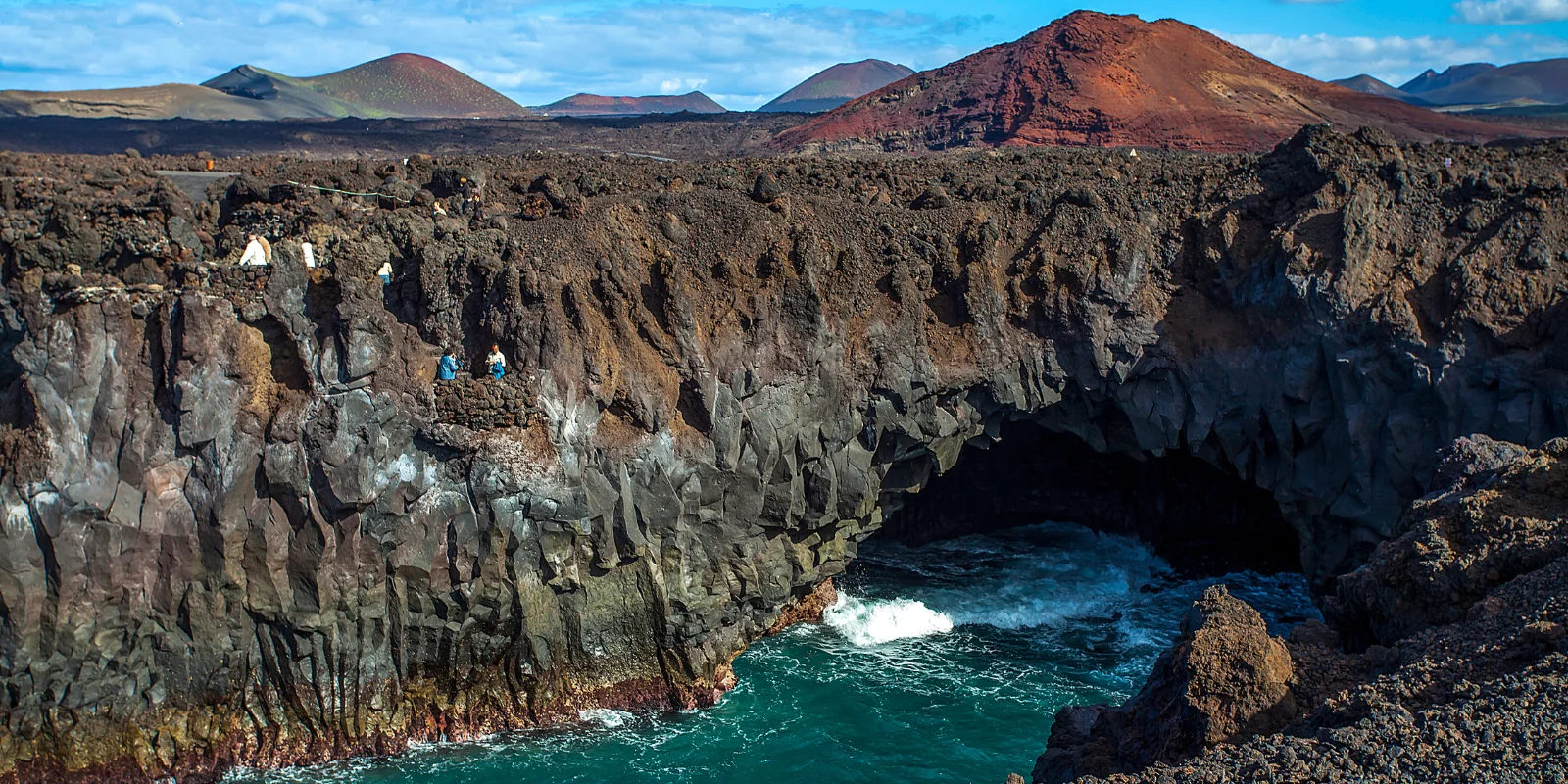 Imagen desde el mar de Los Hervideros, en Lanzarote, unas formaciones rocosas volcánicas junto al mar