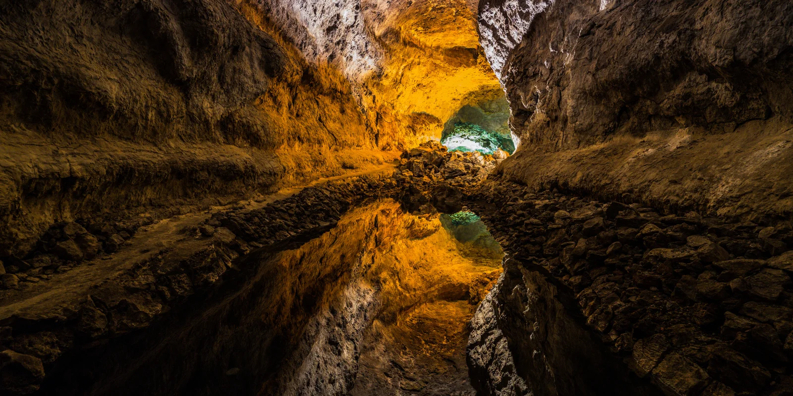 Tubo volcánico en la Cueva de los Verdes en Lanzarote
