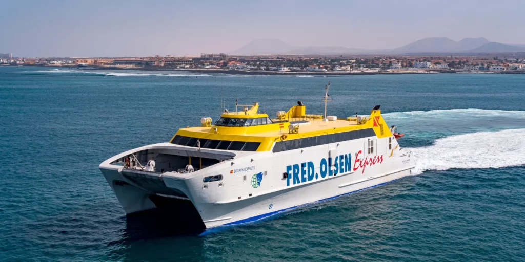 Ferry Bocayna Express haciendo la ruta desde Lanzarote a Fuerteventura
