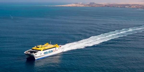 Vista del Bocayna Express navegando en ruta desde Lanzarote a Fuerteventura