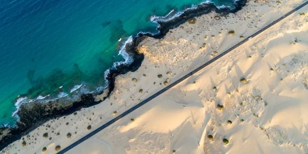 Vista aérea de carretera cruzando el Parque Natural de las Dunas de Corralejo