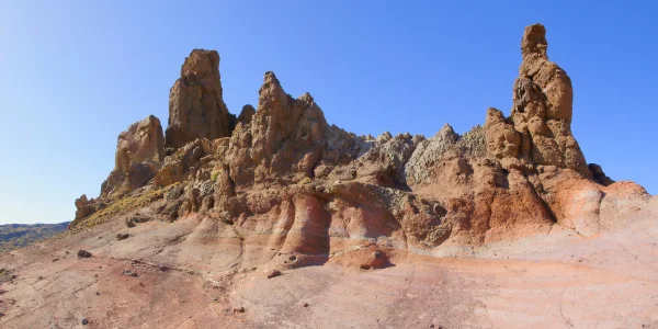 Sendero de las 7 Cañadas en el Parque Nacional del Teide, Tenerife, con paisaje volcánico