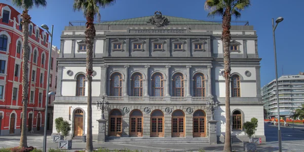 Calles de Triana con tiendas, bares y arquitectura histórica en Las Palmas de Gran Canaria