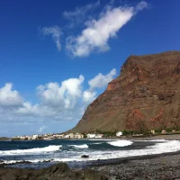 Playa de La Calera en Valle Gran Rey con arena negra y paseo marítimo