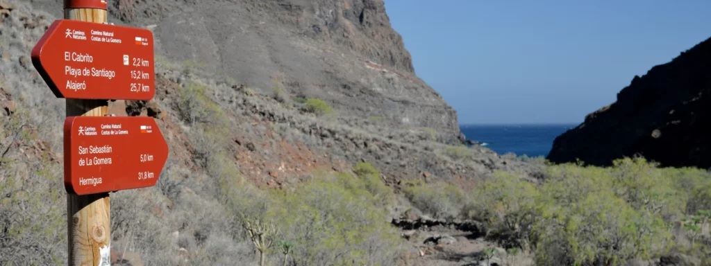 Señalización indicando cómo llegar a Playa Santiago